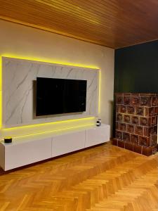 sala de estar con TV grande en la pared en SLAVANTE RESIDENCE, en Rijeka
