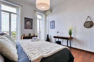 Llit o llits en una habitació de Appartement spacieux et élégant à chave centre