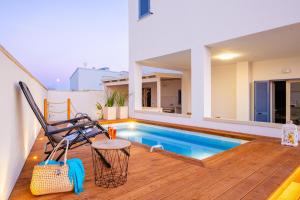Bazén v ubytování Villette Lux Fronte Spiaggia - Torre Pali nebo v jeho okolí