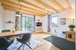 ein Wohnzimmer mit einem Tisch, Stühlen und einem Sofa in der Unterkunft Ferienwohnung Schwarmstedt in Schwarmstedt