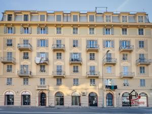 un grande edificio giallo con finestre e balconi di [Comfort Suite] Airport 5min • A/C • Disney+ a Genova