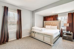 1 dormitorio con cama y ventana en Updated Linden Home Visit NYC and Newark! en Linden