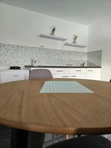 una cucina con tavolo in legno e piano di lavoro di Apartman Mate a Rakovica