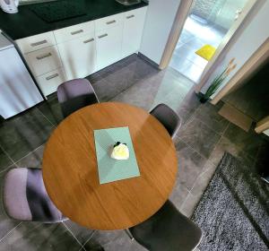 un tavolo e sedie in legno in cucina di Apartman Mate a Rakovica