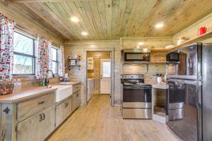 Dapur atau dapur kecil di Cozy Mississippi Cabin with Covered Porch and Grill!
