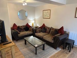 ein Wohnzimmer mit 2 Sofas und einem Couchtisch in der Unterkunft Acorns in Holywell