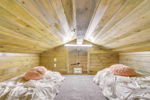 Katil atau katil-katil dalam bilik di Cozy Mississippi Cabin with Covered Porch and Grill!