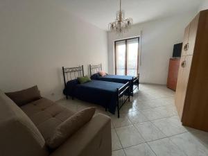 sala de estar con 2 camas y sofá en Jeranto Apartment, en Piano di Sorrento