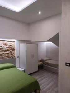 1 dormitorio con cama verde y techo en Real, en Marina di Camerota