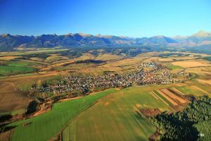una vista aérea de un pueblo en las montañas en Privat Sabaka - Chalupa pod Kriváňom vo Východnej en Východná