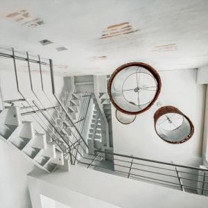 spiralne schody z dwoma lustrami i zegarem w obiekcie Sientoonce w mieście Cartagena de Indias