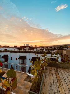 Aussicht vom Dach eines Gebäudes bei Sonnenuntergang in der Unterkunft Sientoonce in Cartagena de Indias