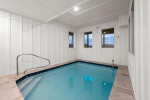 einen Pool in einem Zimmer mit weißen Wänden in der Unterkunft Mountain View Manor Pool Hot Tub Game Room in Sevierville