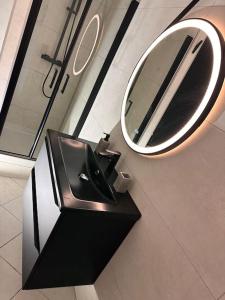 bagno con lavandino e specchio di NEW : L'industriel proche METZ (Noisseville) a Metz