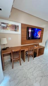 Uma televisão e/ou sistema de entretenimento em Flat no Condomínio do Edifício Tropical Executive e residence com Vista para o Rio