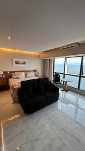 sala de estar con cama y sofá en Flat no Condomínio do Edifício Tropical Executive e residence com Vista para o Rio en Manaus