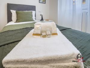 Una cama con dos toallas encima. en [Comfort Suite] Airport 5min • A/C • Disney+, en Génova