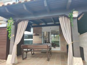 Balkón nebo terasa v ubytování CHALET BAJO CON JARDÍN, PATIO, CENADOR Y BARBACOA.
