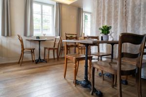 comedor con 2 mesas y sillas en Peterhof Sarnen, en Sarnen