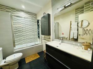 Ένα μπάνιο στο MANA home Keep calm feel the light and shine +18 φωτογραφίες