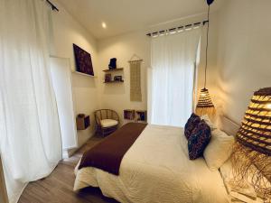 Un dormitorio con una cama grande y una ventana en MANA home Keep calm feel the light and shine en Cádiz