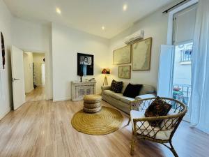 Χώρος καθιστικού στο MANA home Keep calm feel the light and shine