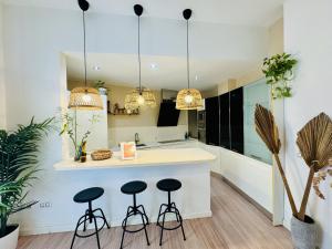 Η κουζίνα ή μικρή κουζίνα στο MANA home Keep calm feel the light and shine