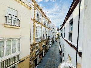 un callejón entre edificios en una ciudad en MANA home Keep calm feel the light and shine en Cádiz