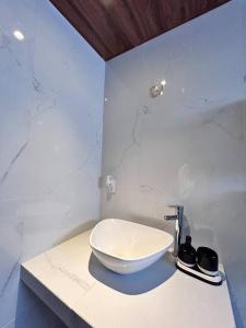 un cuenco blanco sentado en un mostrador en un baño en casa chabela, en Tlacolula de Matamoros