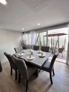 comedor con mesa y sillas en casa chabela, en Tlacolula de Matamoros