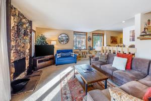 a living room with a couch and a tv at Snowcreek 1536 in Sun Valley