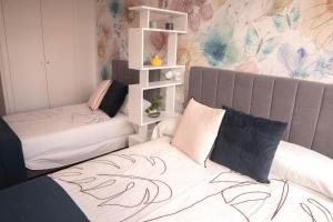 ビルバオにあるFee4Me Bilbao, Style and Comfortの蝶が壁に描かれた部屋のベッド2台 +28枚の写真