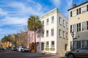 チャールストンにあるState St A by AvantStay Heart of French Quarterの白い建物前のヤシの木