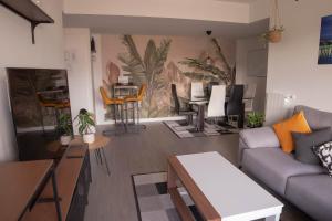 sala de estar con sofá y mesa en Fee4Me Bilbao, Style and Comfort, en Bilbao