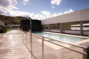 una piscina en la azotea de un edificio en Fee4Me Bilbao, Style and Comfort, en Bilbao