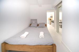 a bedroom with a bed with two towels on it at Le Triompha Montpellier Proche Arc de Triomphe in Montpellier