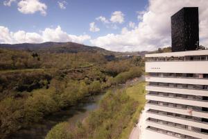 un edificio junto a un río al lado de un edificio en Fee4Me Bilbao, Style and Comfort, en Bilbao