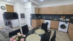 Η κουζίνα ή μικρή κουζίνα στο Highfield House - Parking, Private Bathroom, Serving Contractors, Santa Pod!!!!!