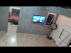 ein Wohnzimmer mit einem Flachbild-TV an der Wand in der Unterkunft Mi Quincho Cañuelas in Cañuelas