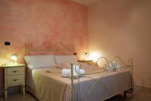a bedroom with a bed and a night stand with two lamps at Agriturismo Il Casolare Di Nonno Mario in Manoppello