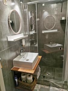baño con lavabo y 2 espejos en Austrumi en Kolka