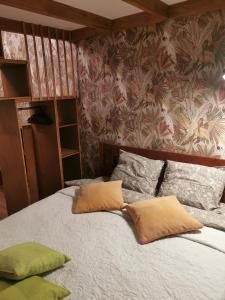 een bed met twee kussens in een kamer bij Austrumi in Kolka