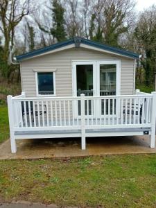 ホルズワージーにあるDelightful Modern Two Bedroom Static Caravanの小屋