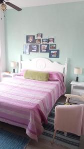 um quarto com uma cama grande e um cobertor roxo em Apartamento playa Muchavista em El Campello