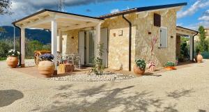 una casa de piedra con macetas en un patio en Il Casaletto - Guest House en Terni