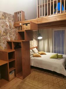 een slaapkamer met een groot houten stapelbed bij Austrumi in Kolka