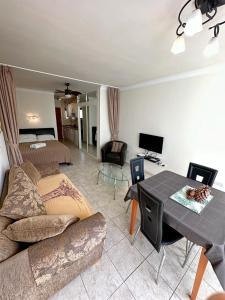 Χώρος καθιστικού στο Firstline apartment Los Cristianos