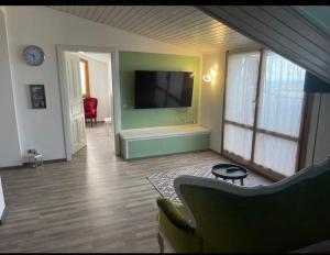 ein Wohnzimmer mit einem Flachbild-TV und einem Sofa in der Unterkunft B&B Villa Alma in San Cristoforo de Valli