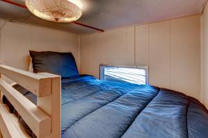Una cama o camas en una habitación de Kamp Koby - Lake Front camp on Lake Hortonia
