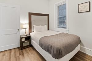 Ένα ή περισσότερα κρεβάτια σε δωμάτιο στο Luxurious 8BR Beach Duplex w Ocean Views
